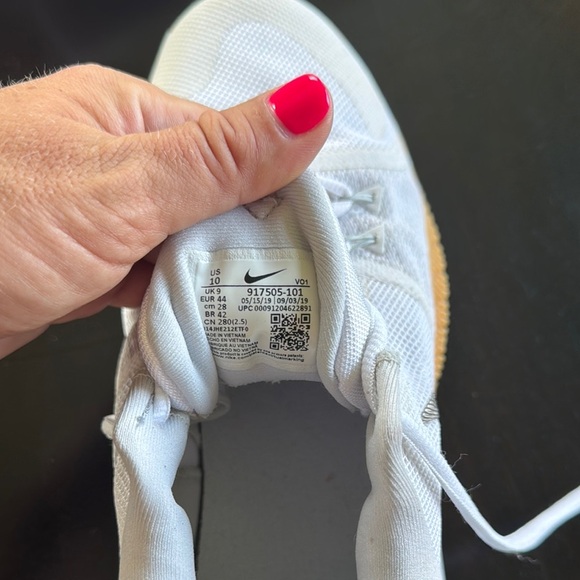Nike Zoom White Athletic Shoes with Mesh Upper NWOT - Picture 2 of 7